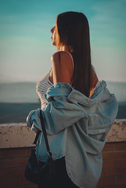 persona estudiando con esquema de notas y recursos online